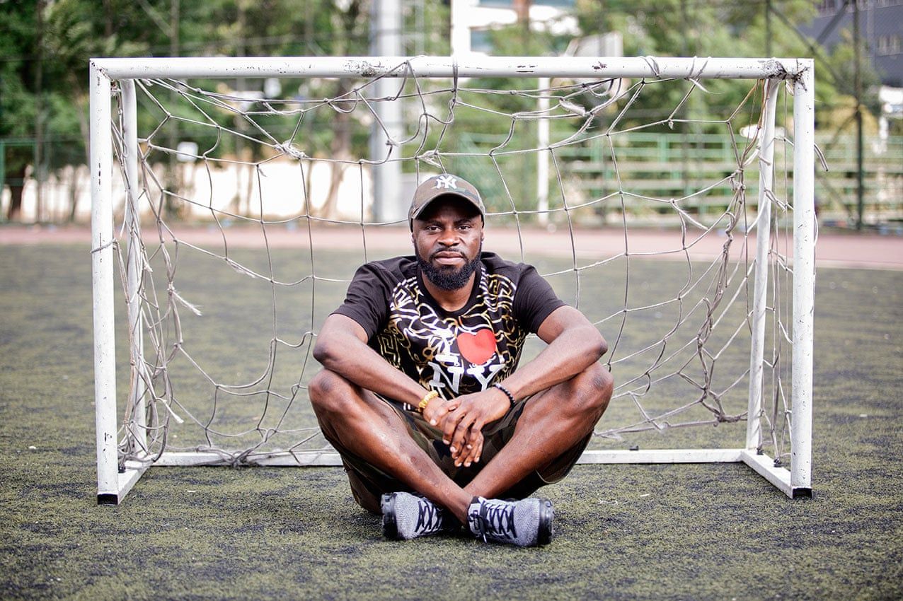 thanh nien chau phi tu cau thu tro thanh no le