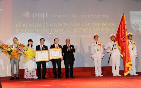 Tập đoàn DOJI kỷ niệm 20 năm thành lập và đón nhận Huân chương Lao động hạng Nhì Tập đoàn DOJI kỷ niệm 20 năm thành lập và đón nhận Huân chương Lao động hạng Nhì