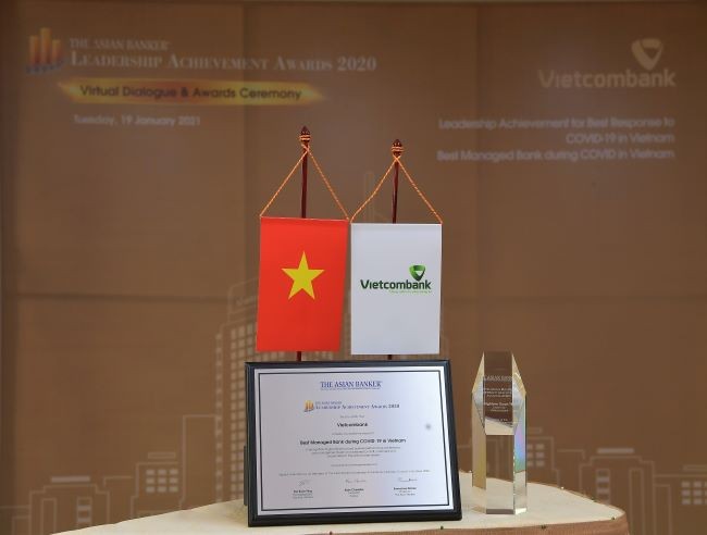 Vietcombank được trao tặng danh hiệu Ngân hàng được quản trị tốt nhất và Lãnh đạo xuất sắc trong ứng phó với đại dịch Covid-19