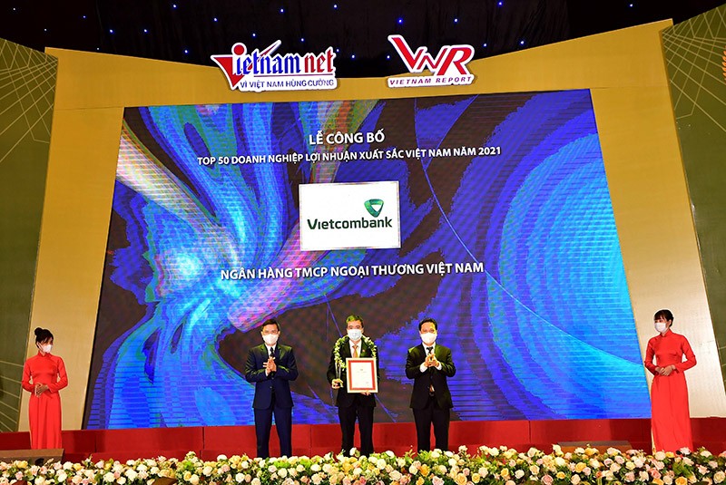 Đại diện Vietcombank nhận Giải thưởng Top 50 doanh nghiệp lợi nhuận tốt nhất Việt Nam năm 2021 do Vietnam Report và Báo điện tử VietNamNet bình chọn