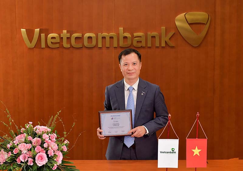 Ông Lê Hoàng Tùng – Kế toán trường Vietcombank, đại diện Vietcombank nhận Giải thưởng “Ngân hàng mạnh nhất dựa trên Bảng tổng kết tài sản” do Tạp chí The Asian Banker trao tặng.