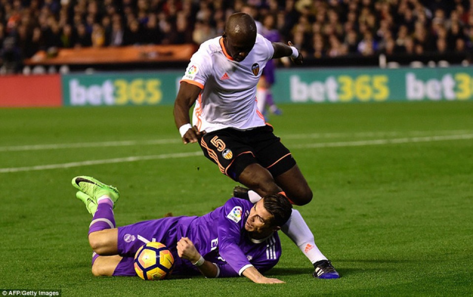 real madrid guc nga truoc valencia tai mestalla