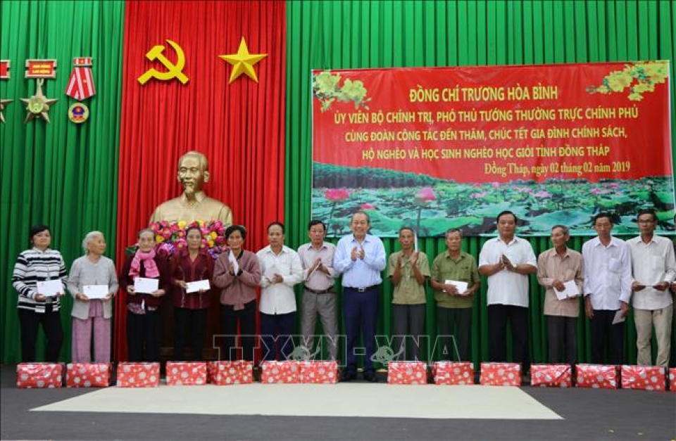 pho thu tuong truong hoa binh tang qua cho nguoi ngheo gia dinh chinh sach tinh dong thap