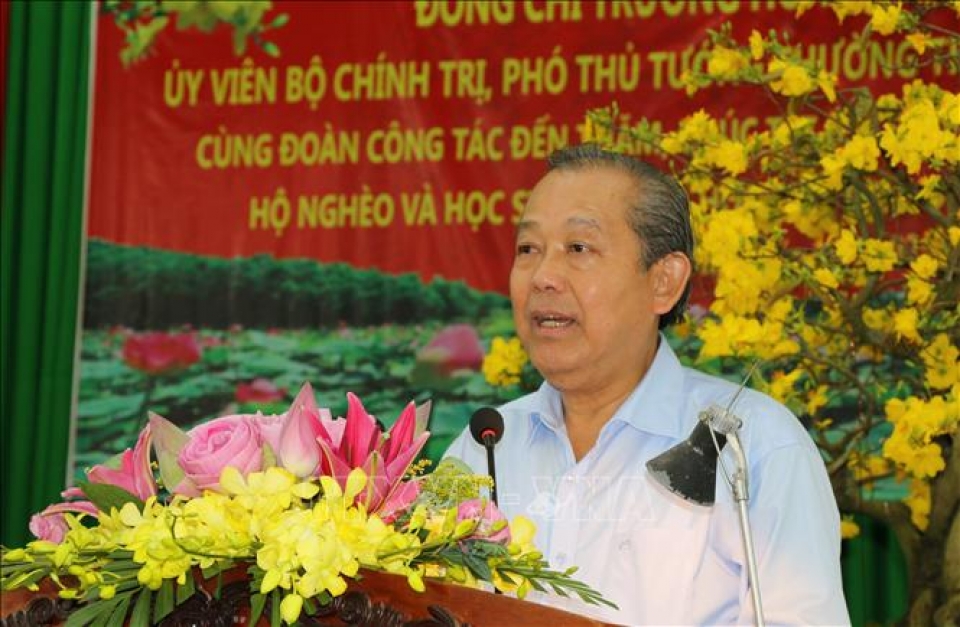 pho thu tuong truong hoa binh tang qua cho nguoi ngheo gia dinh chinh sach tinh dong thap