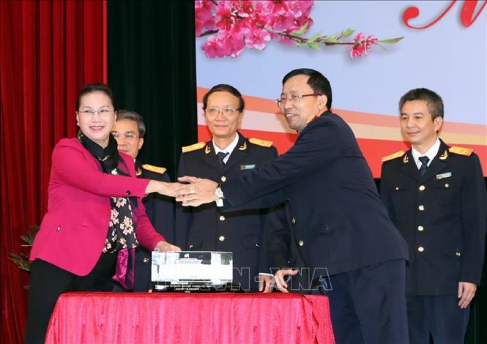 chu tich quoc hoi nguyen thi kim ngan tham va chuc tet tai tong cuc hai quan