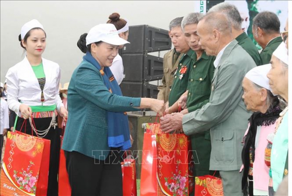 chu tich quoc hoi tham du le ra quan huong ung tet trong cay tai hoa binh