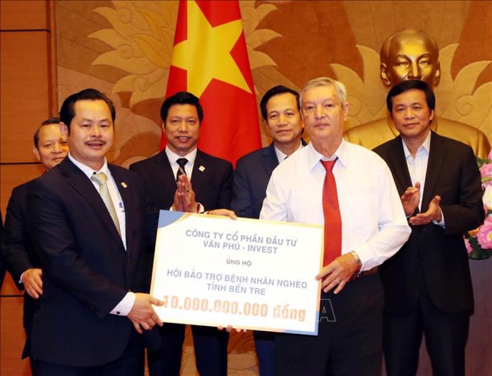 chu tich quoc hoi trao qua tang doanh nghiep co nhung dong gop ho tro cong dong