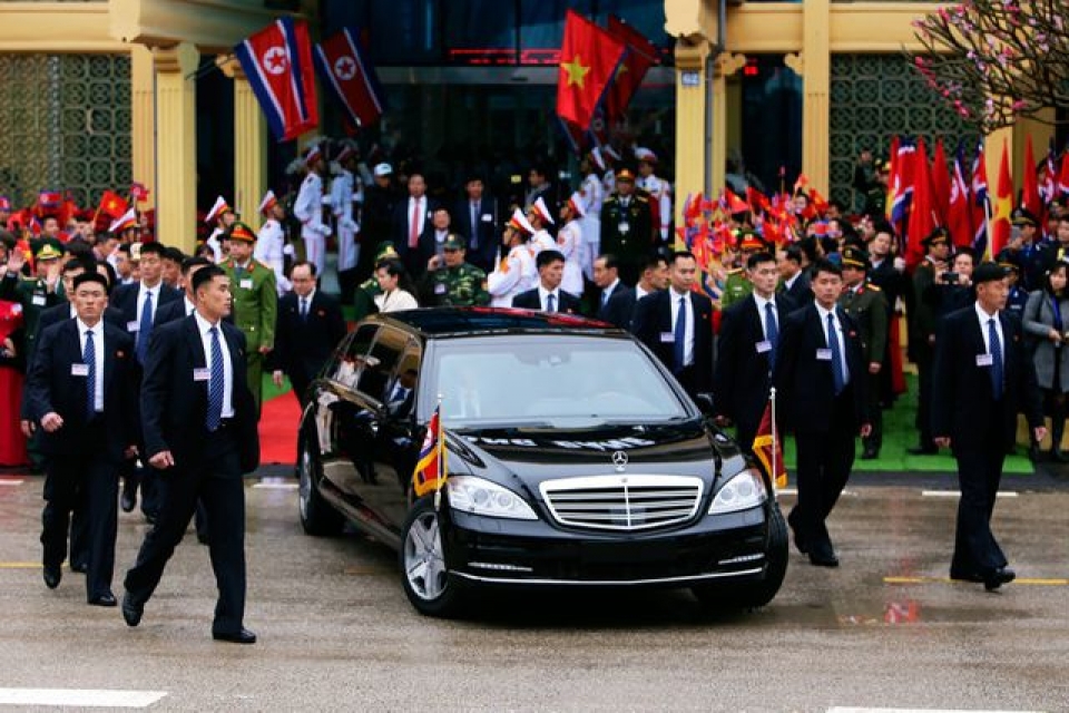 Đoàn xe hộ tống Chủ tịch Triều Tiên Kim Jong-un thẳng tiến Hà Nội doan xe ho tong chu tich trieu tien kim jong un thang tien ha noi
