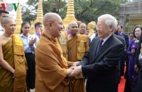 tong bi thu chu tich nuoc tham hoi ba con viet kieu tai campuchia