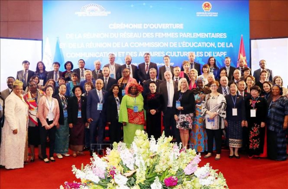 chu tich quoc hoi du khai mac hoi nghi mang luoi nu nghi sy