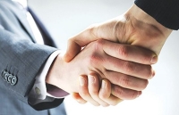 Nhà văn hóa Hữu Ngọc: Chuyện cái bắt tay