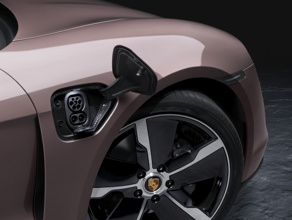 Phiên bản Taycan tiêu chuẩn đạt công suất tối đa 350 kW (470 mã lực). Phiên bản Taycan tiêu chuẩn đạt công suất tối đa 350 kW (470 mã lực).