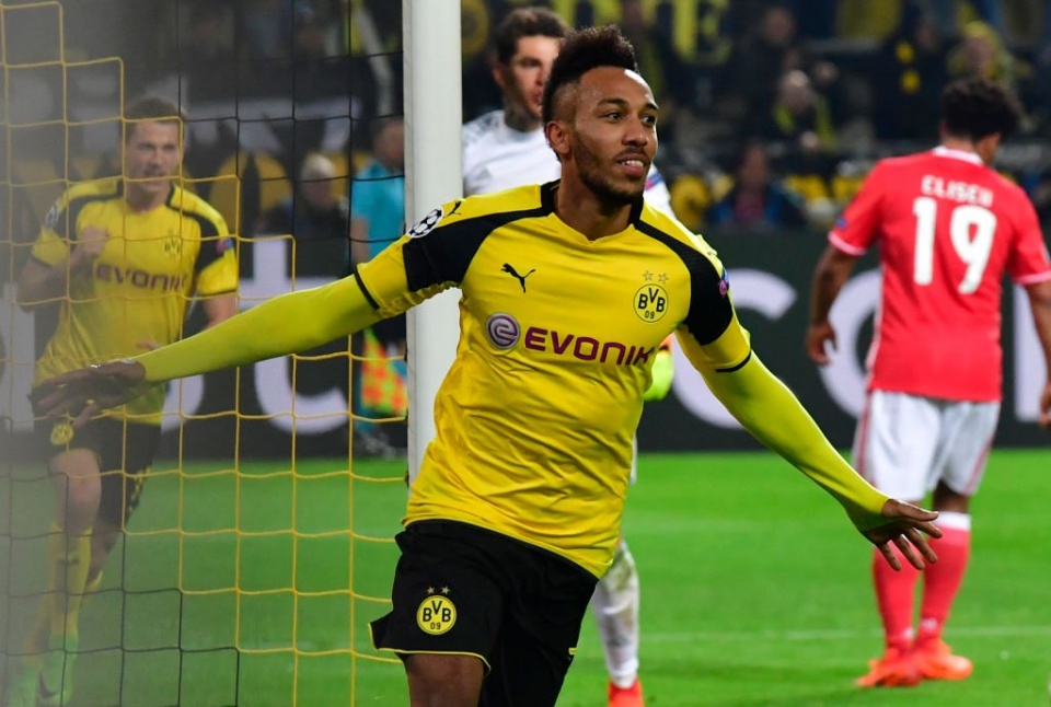 aubameyang lap hat trick dortmund hien ngang vao tu ket