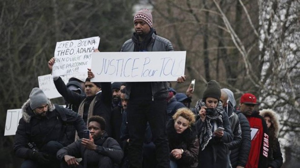 paris bieu tinh tai dien nham phan doi hanh dong tuy tien cua canh sat