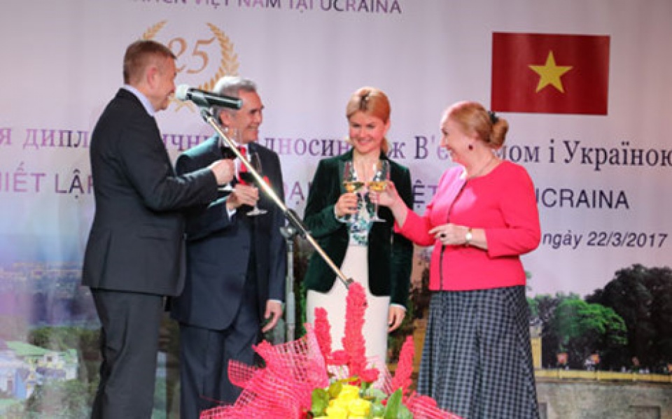 dai su quan viet nam tai ukraine ky niem 25 nam quan he ngoai giao 2 nuoc
