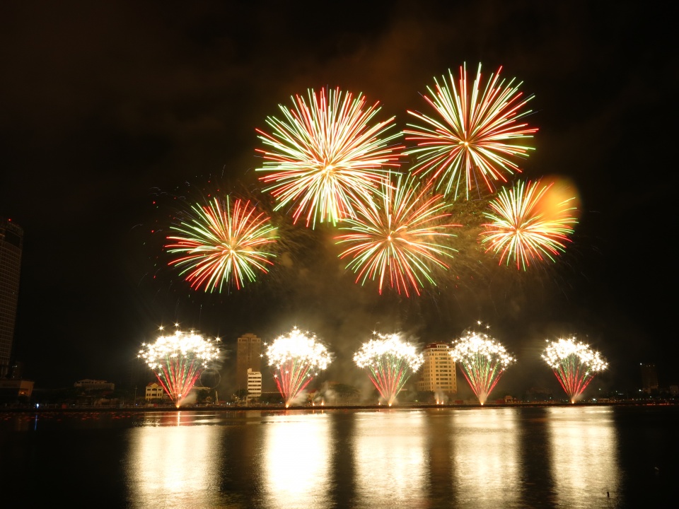 Lễ hội pháo hoa Đà Nẵng: 8 nước đua tài le hoi phao hoa da nang 8 nuoc dua tai