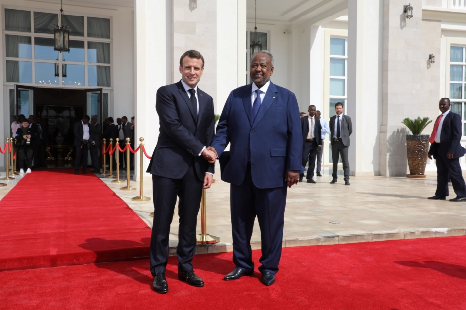 nuoc phap co dang xoay truc va tro ve voi ve chau phi