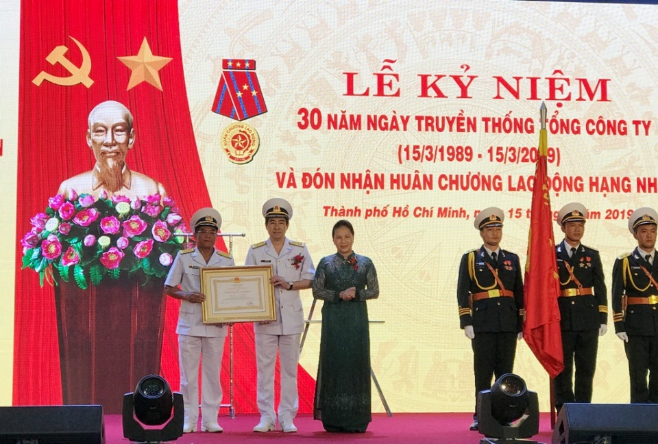 chu tich quoc hoi trao huan chuong lao dong hang nhat cho tct tan cang sai gon
