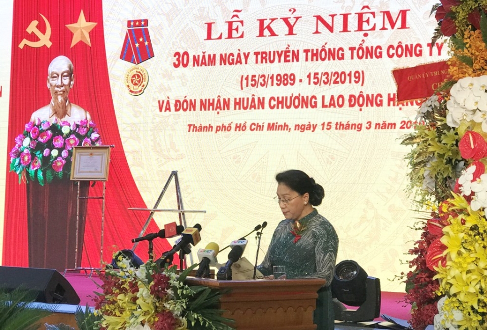 chu tich quoc hoi trao huan chuong lao dong hang nhat cho tct tan cang sai gon