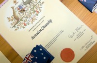 australia xay nha tu dau tien cach ly cac phan tu khung bo