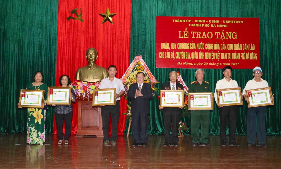 nha nuoc lao tang huan huy chuong cho quan tinh nguyen viet nam