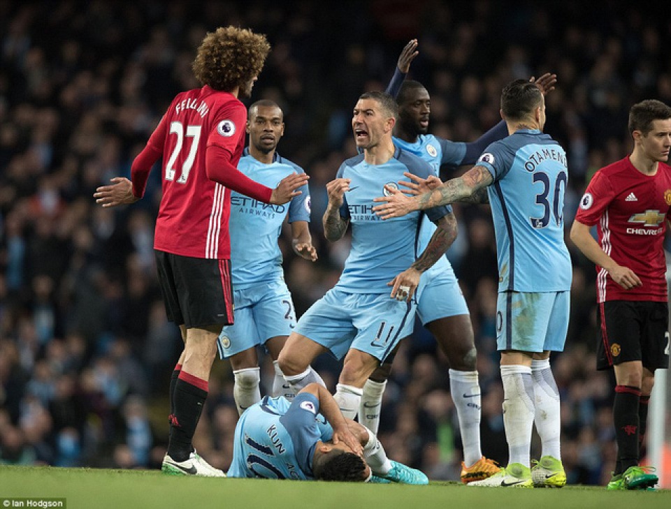 fellaini nhan the do man utd van xuat sac cam hoa man city