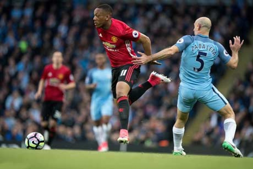 fellaini nhan the do man utd van xuat sac cam hoa man city