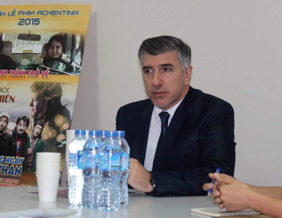 trao huan chuong huu nghi cho cuu dai su argentina tai viet nam