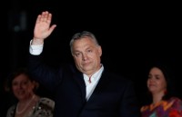 mot chau au tan dan xe nghe