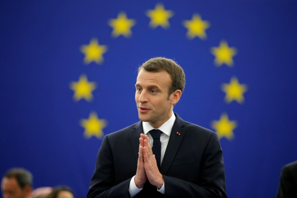 mot chau au tan dan xe nghe