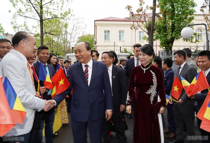 thu tuong tham dai su quan va gap go cong dong nguoi viet nam tai romania