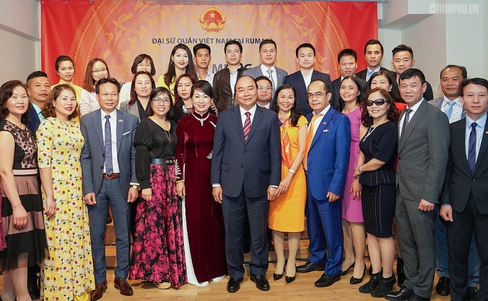 thu tuong tham dai su quan va gap go cong dong nguoi viet nam tai romania
