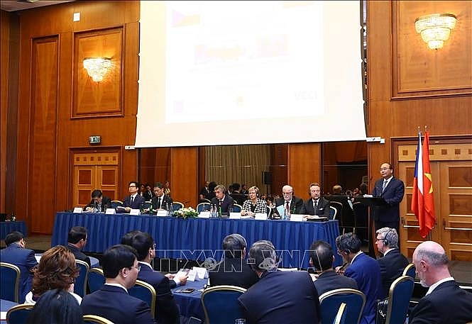 thu tuong nguyen xuan phuc va thu tuong sec dong chu tri dien dan doanh nghiep hai nuoc