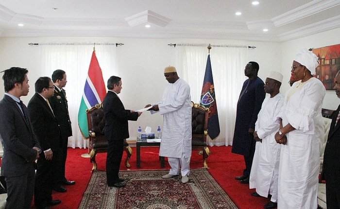 dai su pham quoc tru trinh thu uy nhiem len tong thong gambia