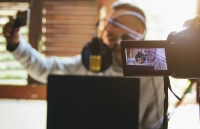 Youtuber, kinh doanh qua mạng xã hội có là nghề “ngồi mát ăn bát vàng”?