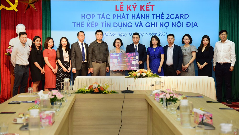 2.	Đại diện VietinBank và NAPAS giới thiệu phôi mẫu thẻ 2Card.