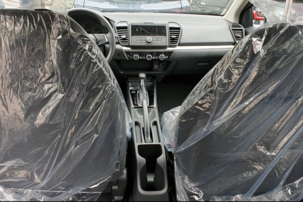 Giữa hai ghế trước không có bệ tỳ tay và cửa gió điều hòa cho phía sau. Giữa hai ghế trước không có bệ tỳ tay và cửa gió điều hòa cho phía sau.