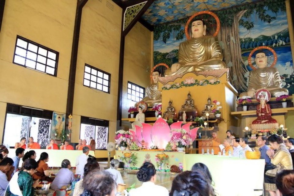 cong dong nguoi viet tai lao mung dai le phat dan 2561