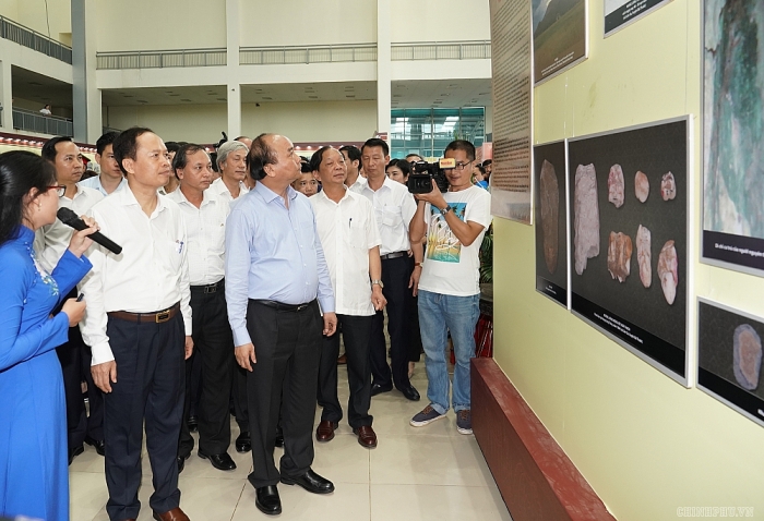 thu tuong nguyen xuan phuc tham quan trien lam thanh hoa xua va nay