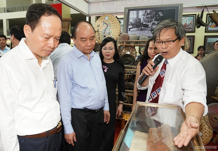 thu tuong nguyen xuan phuc tham quan trien lam thanh hoa xua va nay