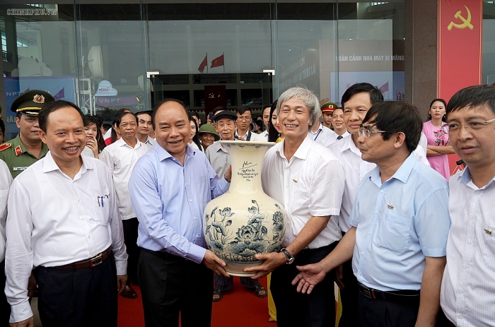 thu tuong nguyen xuan phuc tham quan trien lam thanh hoa xua va nay