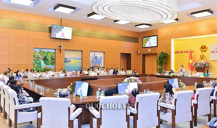 chu tich quoc hoi nguyen thi kim ngan gap mat can bo huu tri va nhan dan noi cu tru