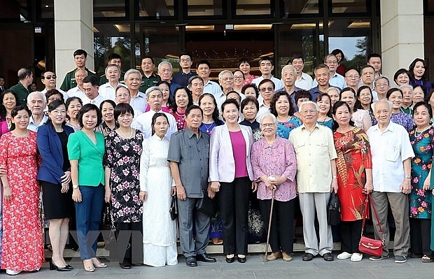 chu tich quoc hoi nguyen thi kim ngan gap mat can bo huu tri va nhan dan noi cu tru