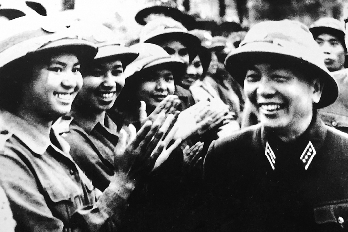 nhung bong hong thep o truong son nam xua