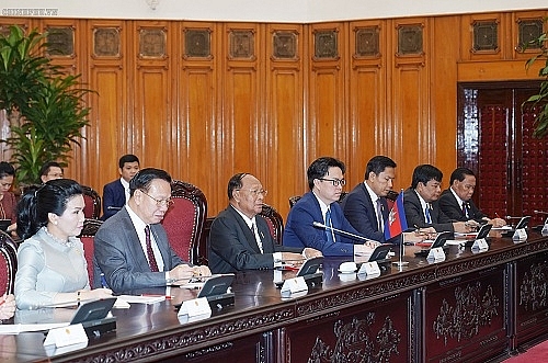 thu tuong nguyen xuan phuc de nghi campuchia tao thuan loi cho viet kieu va doanh nghiep viet