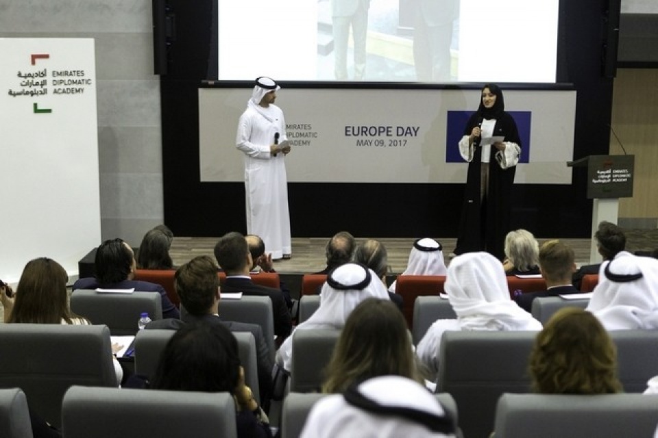 bi kip tro thanh nha ngoai giao gioi cua uae