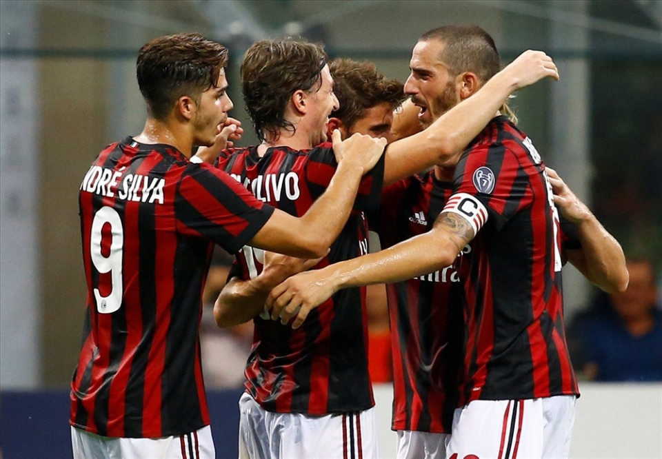 chi manh tay ac milan bi cam du cup chau au