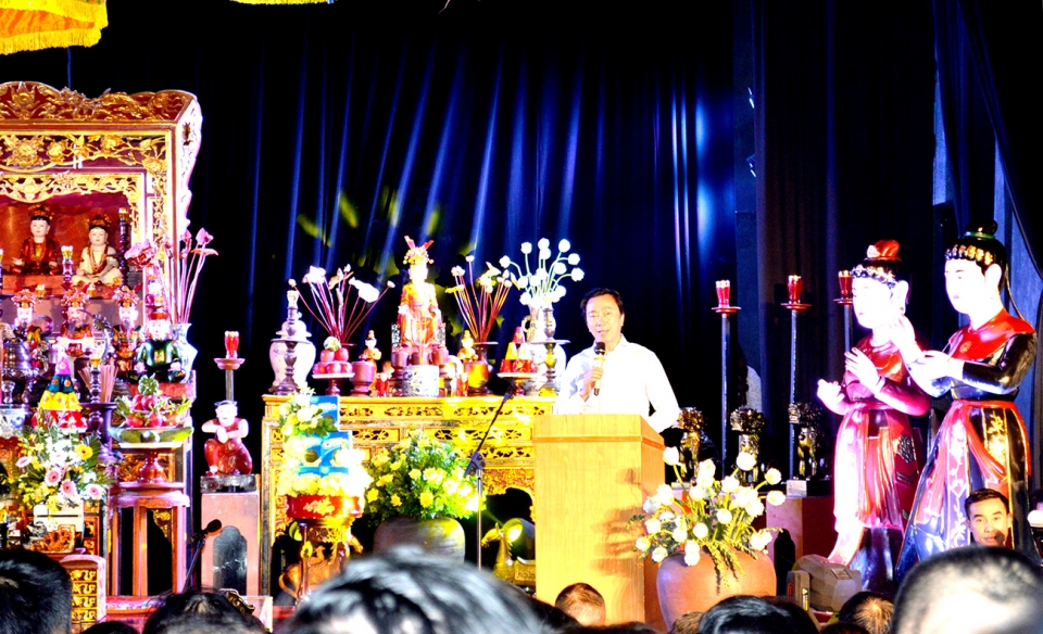 khai mac trien lam anh ve tin nguong tho mau