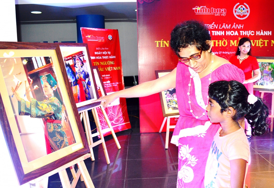 khai mac trien lam anh ve tin nguong tho mau