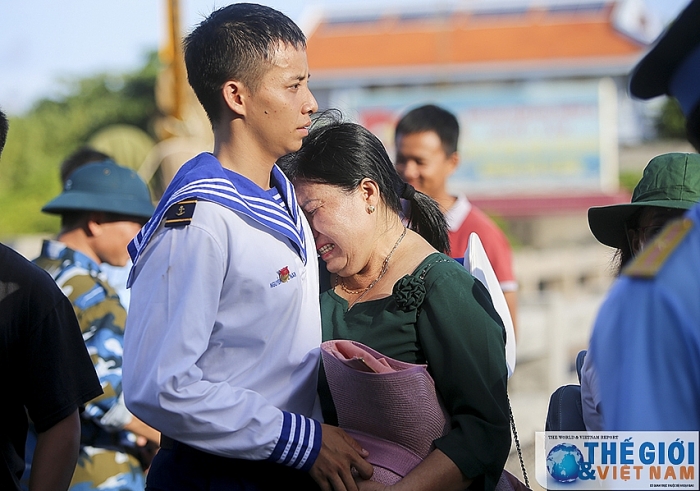 Trùng phùng giữa sóng gió Trường Sa. Ghi chép của phóng viên TG&VN. trung phung giua song gio truong sa ghi chep cua phong vien tgvn
